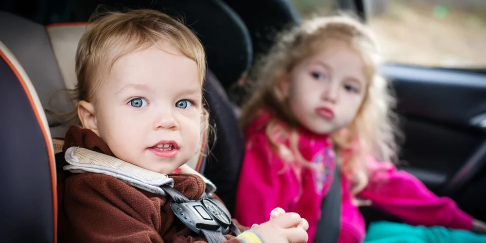Garāks brauciens ar auto kopā ar bērniem: kas ir jāņem vērā?