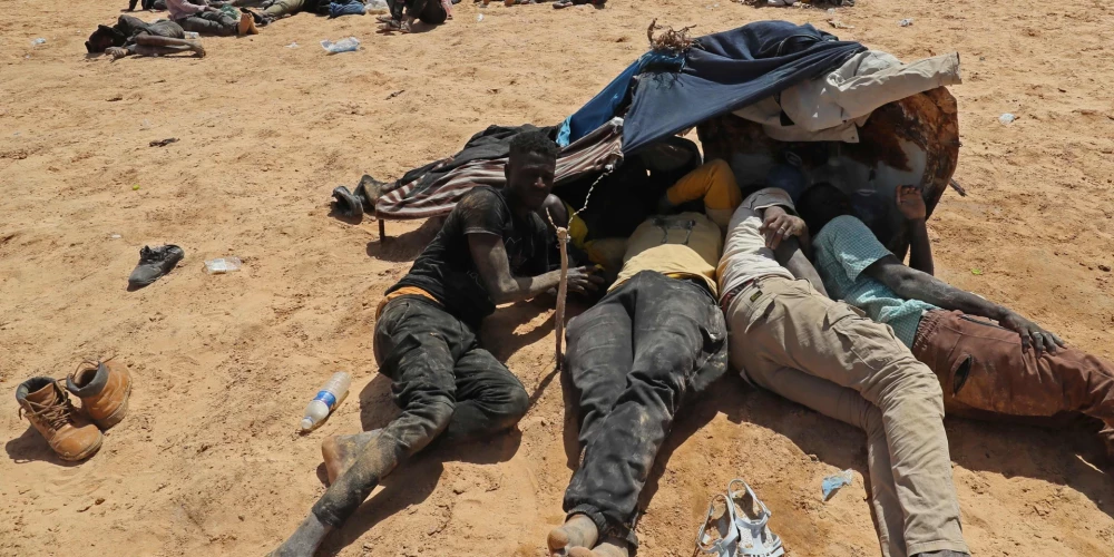 Lībijas robežsargi atrod migrantu līķus pie Tunisijas robežas