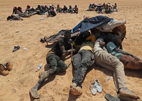 Lībijas robežsargi atrod migrantu līķus pie Tunisijas robežas