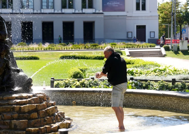 Trešdien saglabāsies mēreni silts laiks un vietām īslaicīgi līs