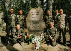 Vācijas karavīri "uzdarbojas" Jaunjelgavas puses kapos