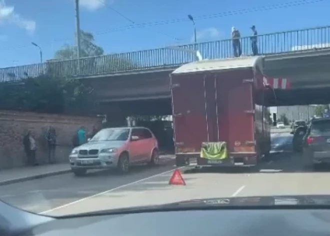 В Риге за несколько дней под Вантовым мостом застряли два грузовика