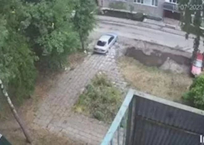 Водитель, сбивший двух женщин на пешеходном переходе в Даугавпилсе, до сих пор не установлен