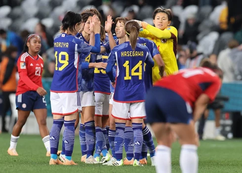 Japānas un Spānijas futbolistes kā pirmās nodrošina vietu Pasaules kausa izslēgšanas mačos