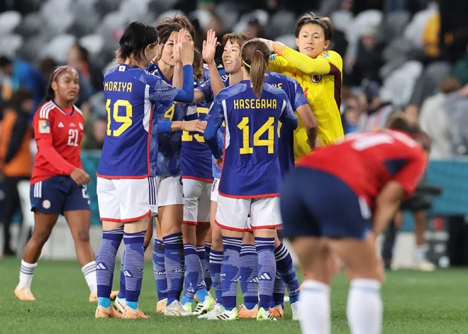 Japānas un Spānijas futbolistes kā pirmās nodrošina vietu Pasaules kausa izslēgšanas mačos