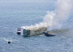 ФОТО, ВИДЕО: у берегов Нидерландов горит судно с 3 тыс. машин на борту