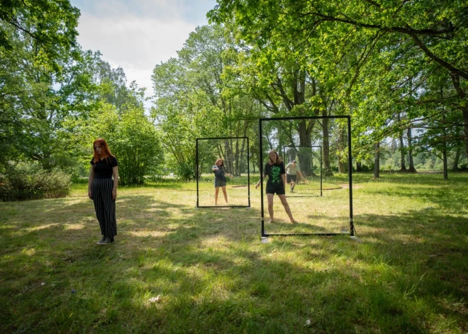 Projekta “Vairāk gaismas!” laikā muzejā izveidojās un aktīvi darbojās 24 jauniešu grupa, kura gan testēja un palīdzēja veidot atsevišķus ekspozīcijas elementus un izglītības programmu, gan kopā ar profesionāliem māksliniekiem Sansusī labklājības rezidencēs radīja laikmetīgās mākslas darbus, balstoties muzeja krājumā un savā redzējumā par dažādiem mentālās veselības jautājumiem.