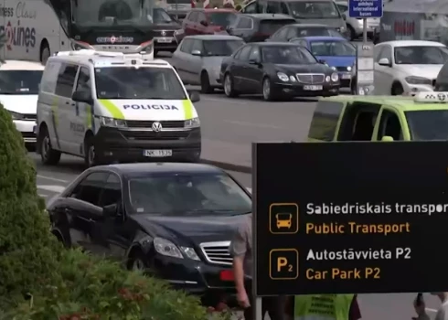 Таксисты-мошенники в аэропорту "Рига" берут до 200 евро за поездку, а у полиции нет ресурсов на борьбу с ними