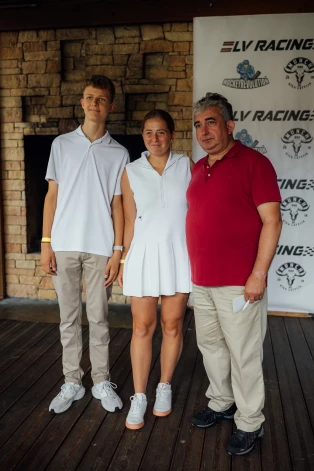 Par tenisistes Aļonas Ostapenko sastapšanu un iespēju kopā spēlēt golfu jo īpaši priecājās Jaunā Rīgas teātra aktieris Gundars Āboliņš, kura palīgs golfa spēlē jeb kadijs bija pasaulslavenās latviešu ērģelnieces Ivetas Apkalnas dēls Pauls Šunemanis.