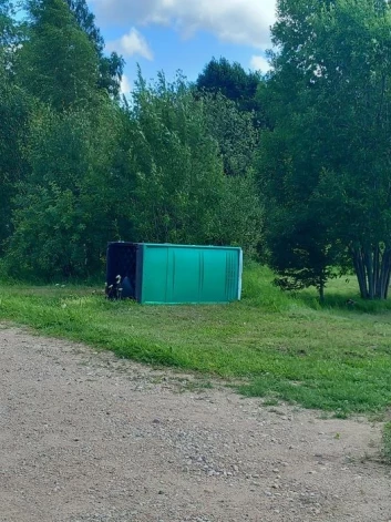 Šomēnes jau trešo reizi vandaļi pie Mālkalna bērnu rotaļu laukuma Tukumā nejauki "paspēlējušies" ar pārvietojamo tualeti.