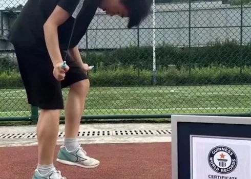 ВИДЕО: мальчик прыгнул через скакалку 374 раза за минуту и стал рекордсменом Гиннеса