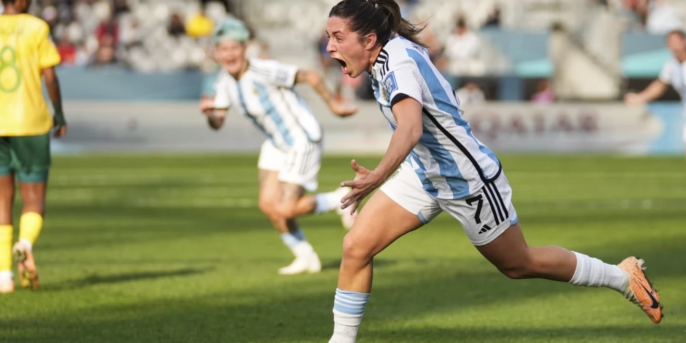 Argentīnas futbolistes Pasaules kausa izcīņā atspēlē divu vārtu deficītu pret DĀR