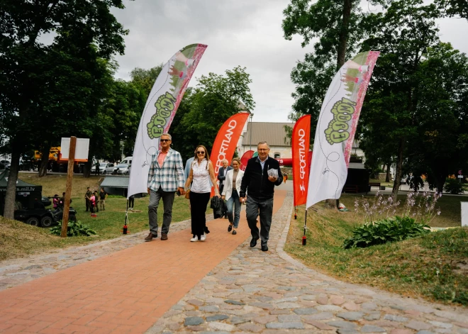 Starts pārgājienu seriāla “Ejam visi!” trešajam posmam tika dots 22. jūlijā Grobiņas pilsētas centrā - skaistajās pilsdrupās. Šis posms kopā pulcēja gājējus un aktīvās atpūtas piekritējus no dažādām Latvijas pilsētām.