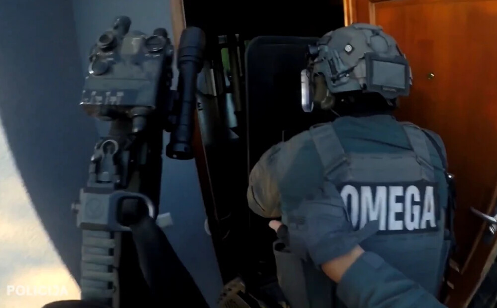 VIDEO: OMEGA specvienība Pierīgā aiztur narkodīleru grupu, kas darbojusies arī citur Eiropā