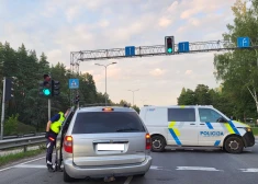 Valsts policija, īstenojot plānu "Slazds", pie Berģiem pārbauda no Rīgas izbraucošos transportlīdzekļus, meklējot ceturtdien no likumsargu automašīnas Sarkandaugavā aizbēgušo vīrieti. (2023. gada 27. jūlijs).