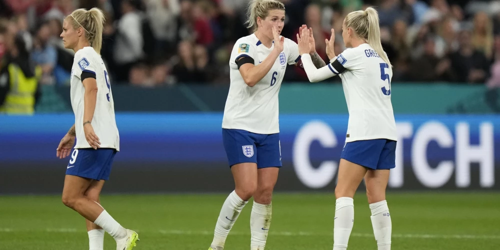 Anglijas futbolistes priecājas par panākumu.