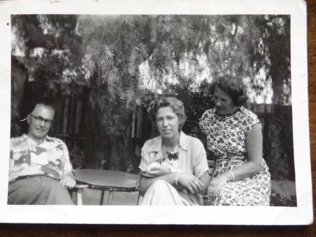 Valda ar kaķēnu Niki un vecākiem Mariju Leontīni un Žani Krišu Ošiem ģimenes mājas pagalmā Koburgā 1957. gada janvārī.