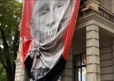 Со здания напротив посольства РФ убрали плакат с Путиным. В чем причина?