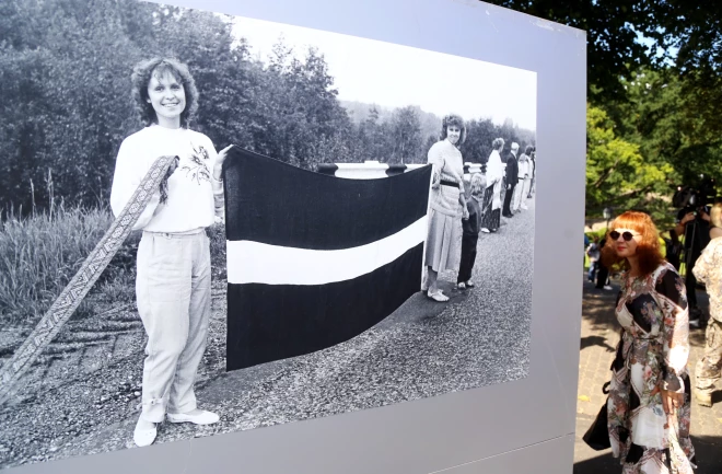 1989. gada 23. augustā vairāk nekā divi miljoni cilvēku no Latvijas, Lietuvas un Igaunijas sadodas rokās, izveidojot “Baltijas ceļu”.