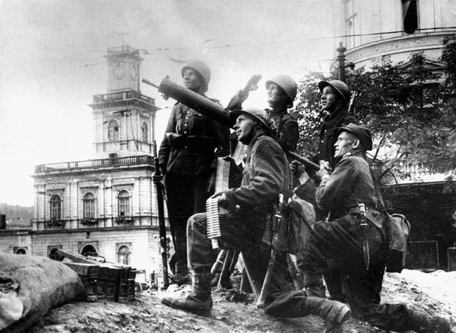 1939. gada 17. septembrī PSRS karaspēks iebrūk Polijā un anektē tās austrumu teritorijas.