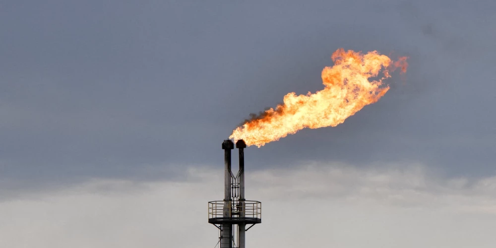 Uguns lāpa naftas pārstrādes rūpnīcā Samarā.