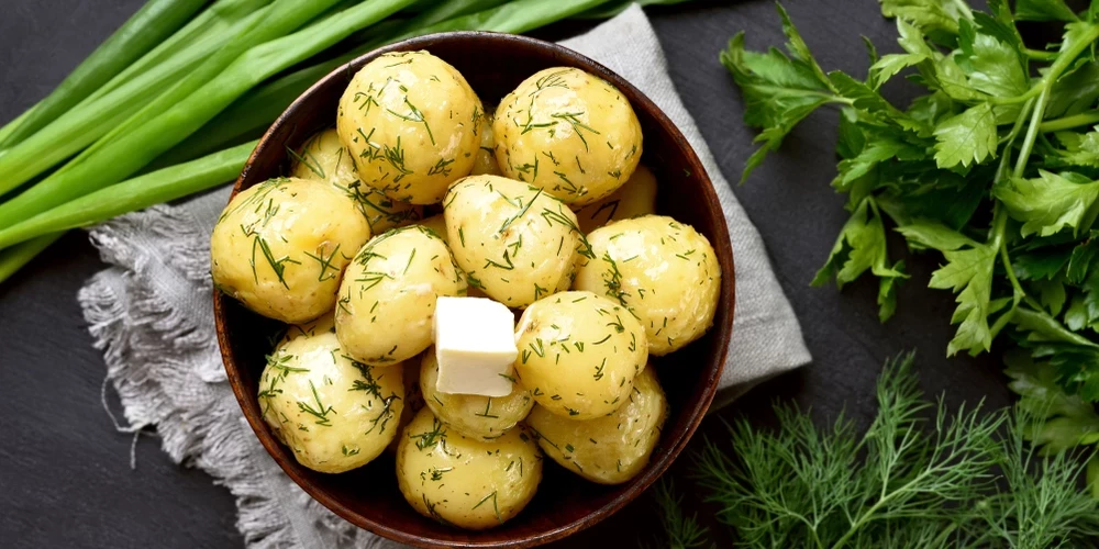Trīs receptes, kā gardi pagatavot jaunos kartupeļus