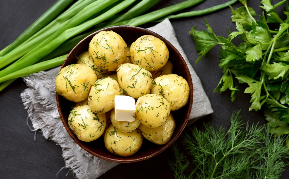 Trīs receptes, kā gardi pagatavot jaunos kartupeļus