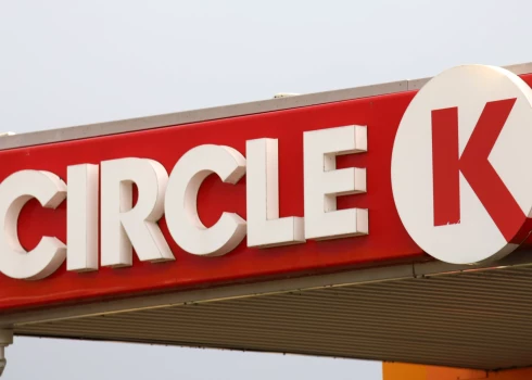 В Риге на АЗС Circle K на улице Краста цена бензина 95-й марки в пятницу выросла на 2,5% до 1,654 евро за литр.