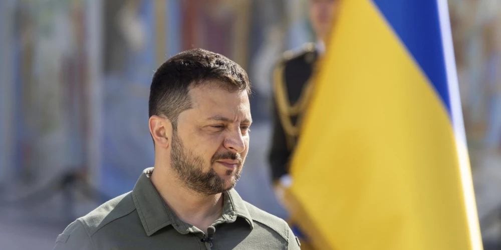 Zelenskis apmeklējis Ukrainas armijas priekšējās līnijas pie Bahmutas