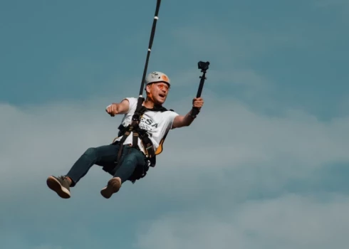ВИДЕО: латвийский певец Ральф Эйланд прыгнул с высоты 47 метров