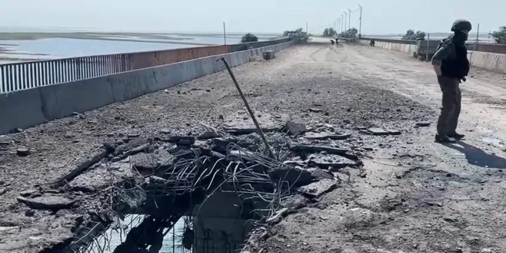 Ukraina devusi triecienu Čonharas tiltam