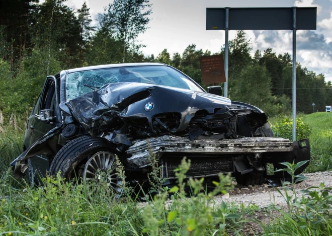 В Дундагской волости в ДТП погибла управлявшая BMW женщина