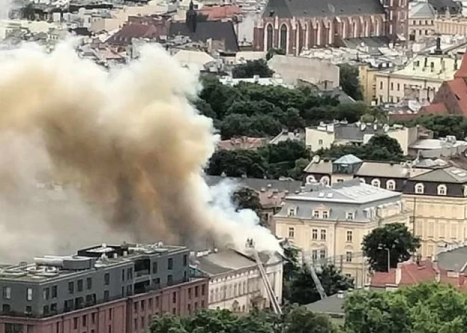 ФОТО: в центре Кракова загорелось историческое здание