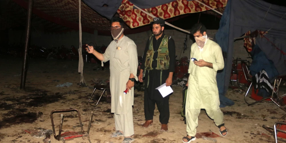 Pakistānā bumbas sprādzienā partijas mītiņā 39 nogalinātie