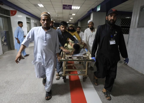Pakistānā bumbas sprādzienā partijas mītiņā nogalināto skaits pieaudzis līdz 44