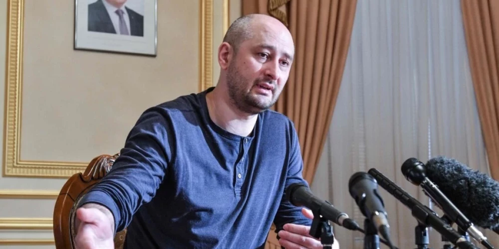   В Эстонии задержали журналиста Аркадия Бабченко, закидавшего яйцами посольство России