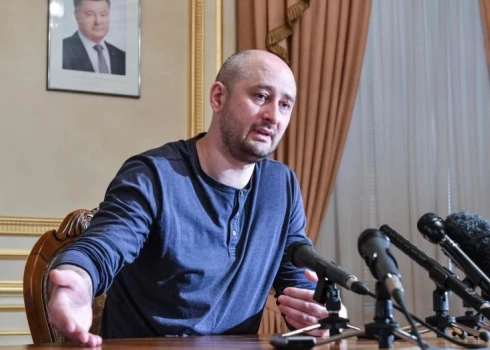   В Эстонии задержали журналиста Аркадия Бабченко, закидавшего яйцами посольство России