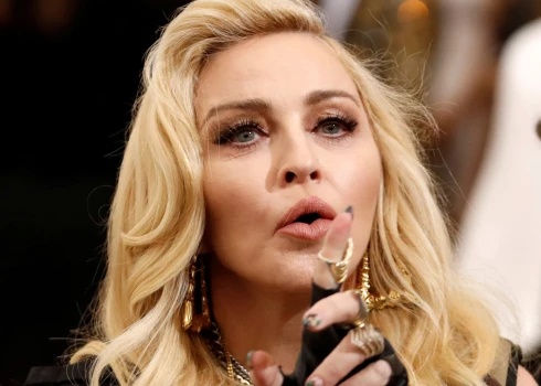 Madonna jūtas laimīga “būt dzīva”, un viņu saviļņo bērnu rūpes slimības laikā