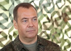 Ja Ukrainas ofensīva izrādīsies veiksmīga, mums būs jāizmanto kodolierocis, pavēsta Medvedevs