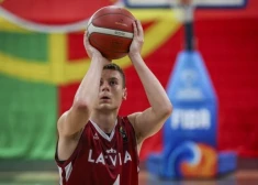 Roberts Blūms ir ilggadējā Latvijas vīriešu basketbola izlases kapteiņa Jāņa Blūma dēls.