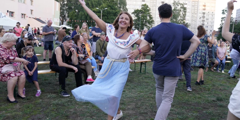 Cilvēki Zolitūdes apkaimes svētkos priecājās visas dienas garumā.