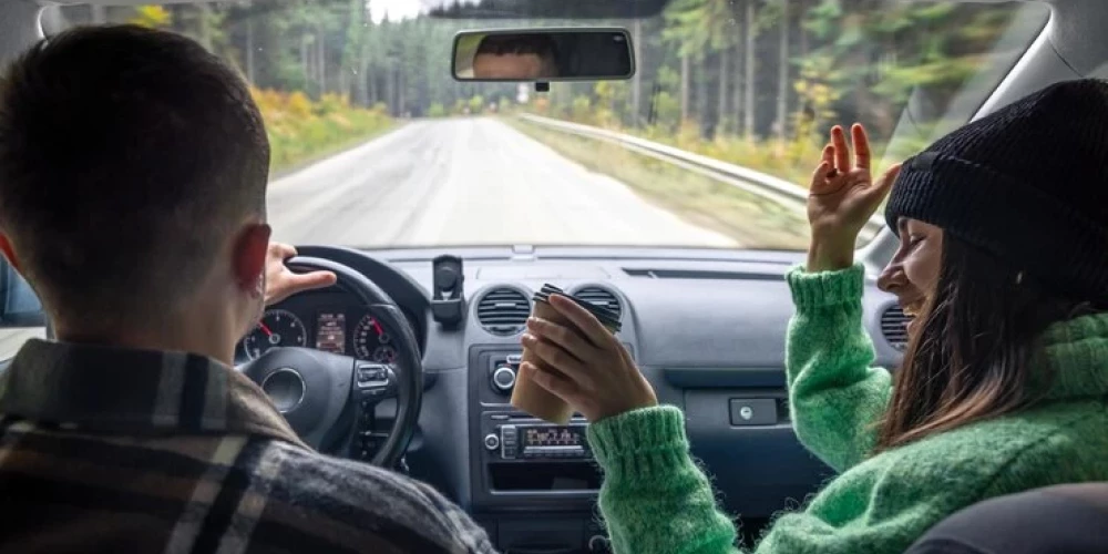 Водителям не следует молча терпеть беспокойных пассажиров, особенно если это затрудняет управление транспортным средством.