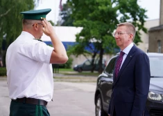 Valsts prezidents Edgars Rinkēvičs (no labās) un Valsts robežsardzes priekšnieks Guntis Pujāts tikšanās laikā Valsts robežsardzes štābā.