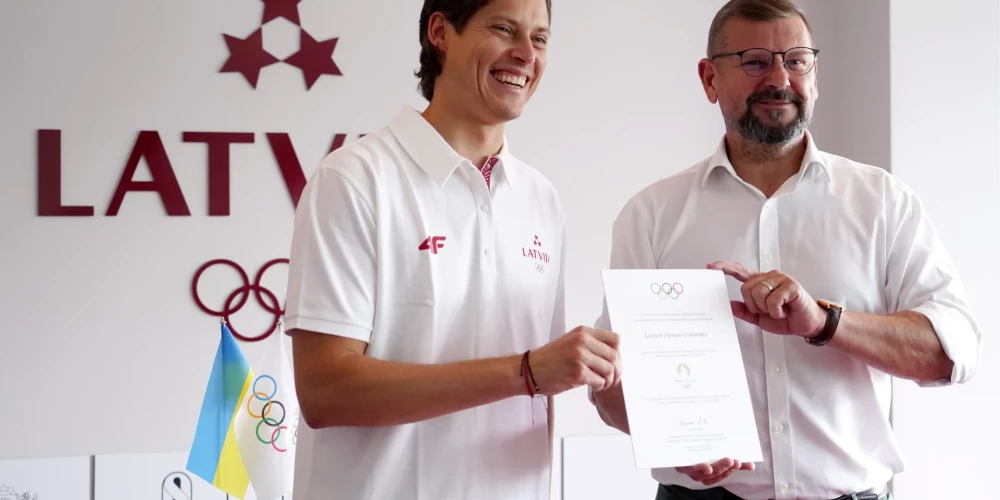 Latvijas Olimpiskās komitejas (LOK) ģenerālsekretārs Kārlis Lejnieks (no kreisās) un LOK prezidents Jānis Buks ar saņemto Starptautiskās Olimpiskās komitejas ielūgumu dalībai Parīzes olimpiskajās spēlēs 2024. gadā.