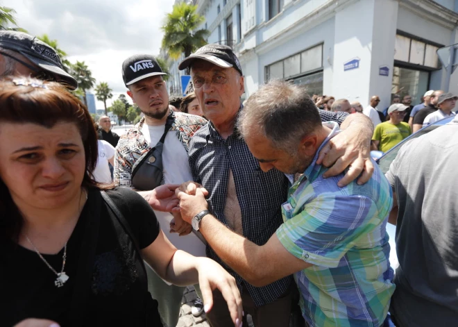 Batumi atkal piestājis kruīza kuģis ar Krievijas tūristiem, kurus vietējie aktīvisti sagaidīja ar protestiem