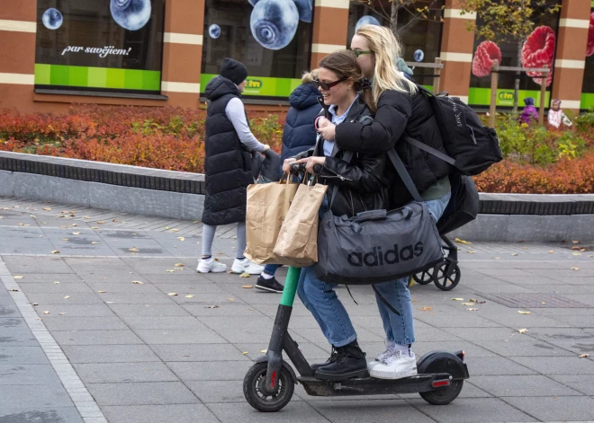 Satiksmes ministrija vēlas noteikt obligātu ķiveru lietošanu elektroskrejriteņu un velosipēdu vadītājiem līdz 18 gadu vecumam