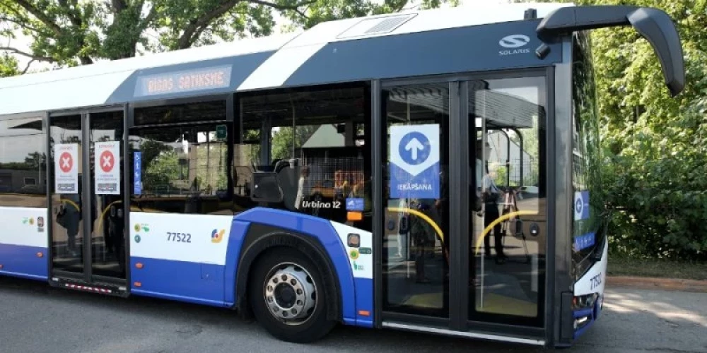 После 21:00 в автобусы и троллейбусы в Риге теперь можно заходить только через передние двери
