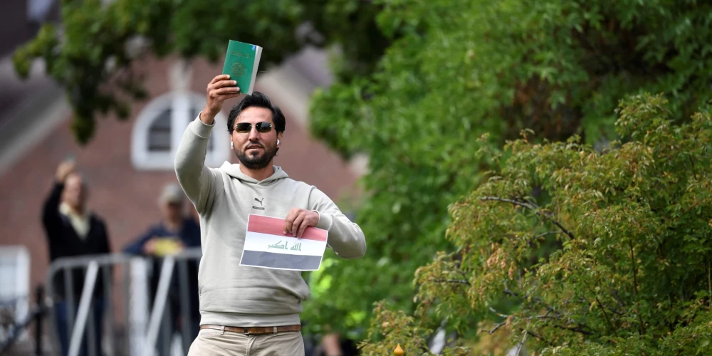 Protestā pie Zviedrijas parlamenta dedzina Korānu
