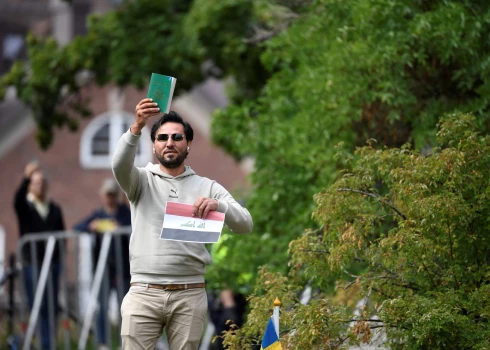 Protestā pie Zviedrijas parlamenta dedzina Korānu