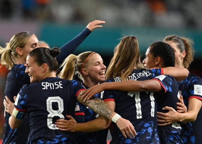 Nīderlandes futbolistes grauj Vjetnamu, amerikānietēm derīgs neizšķirts pret Portugāli